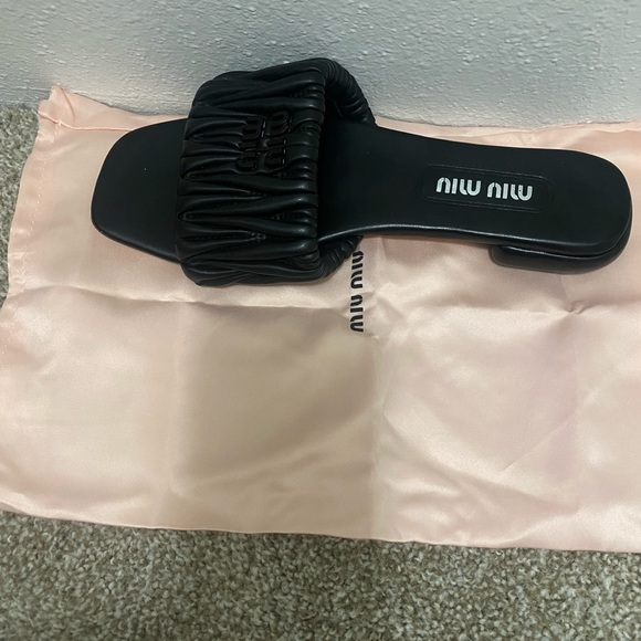 Miu Miu
matelassé leather slides - Picture 11 of 11